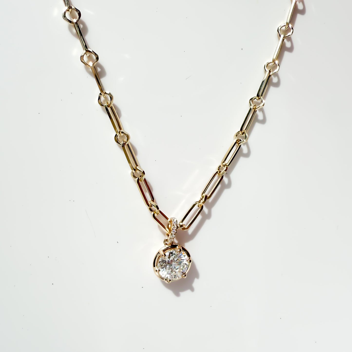 Round brilliant pendant