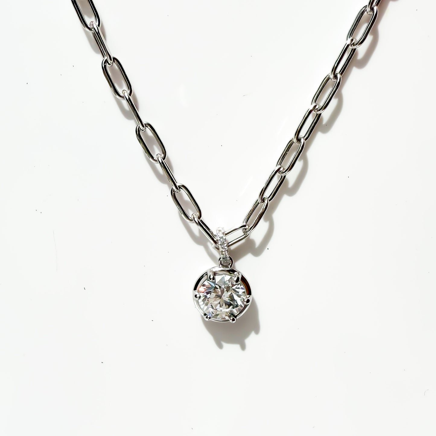 Round brilliant pendant