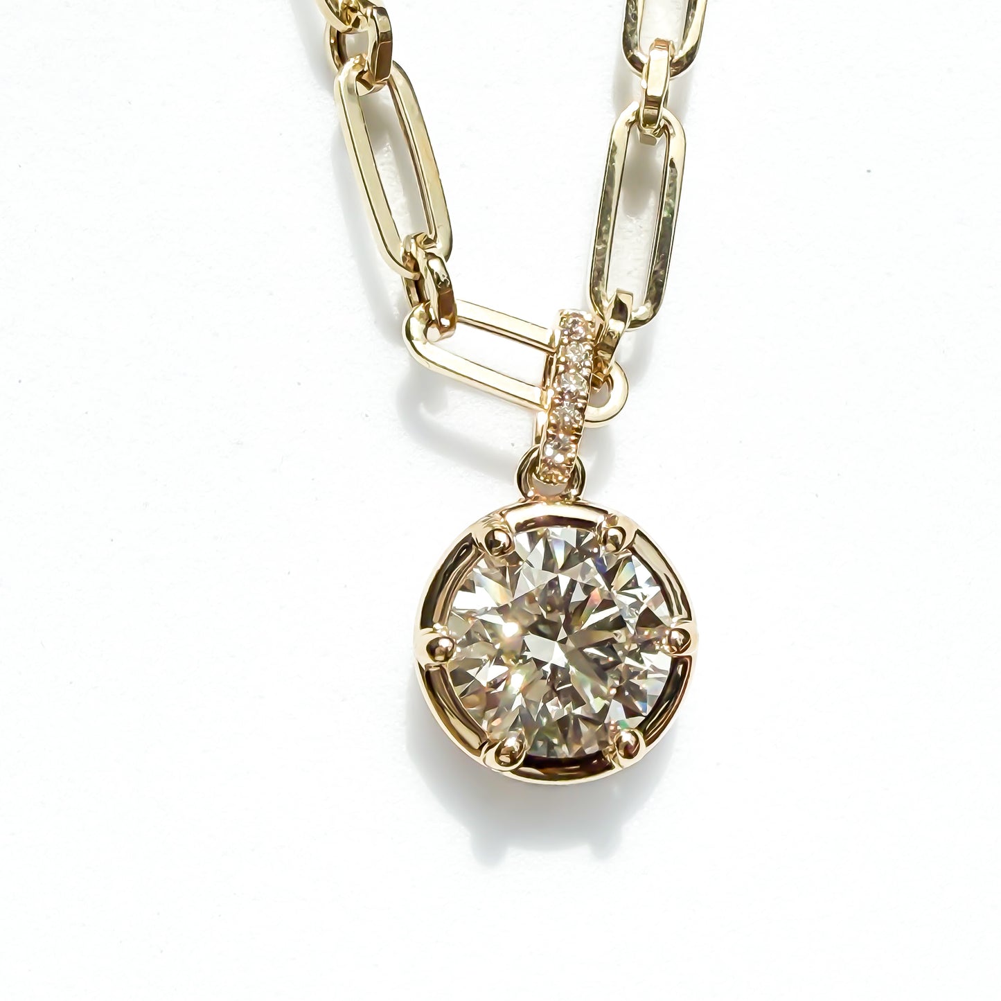 Round brilliant pendant
