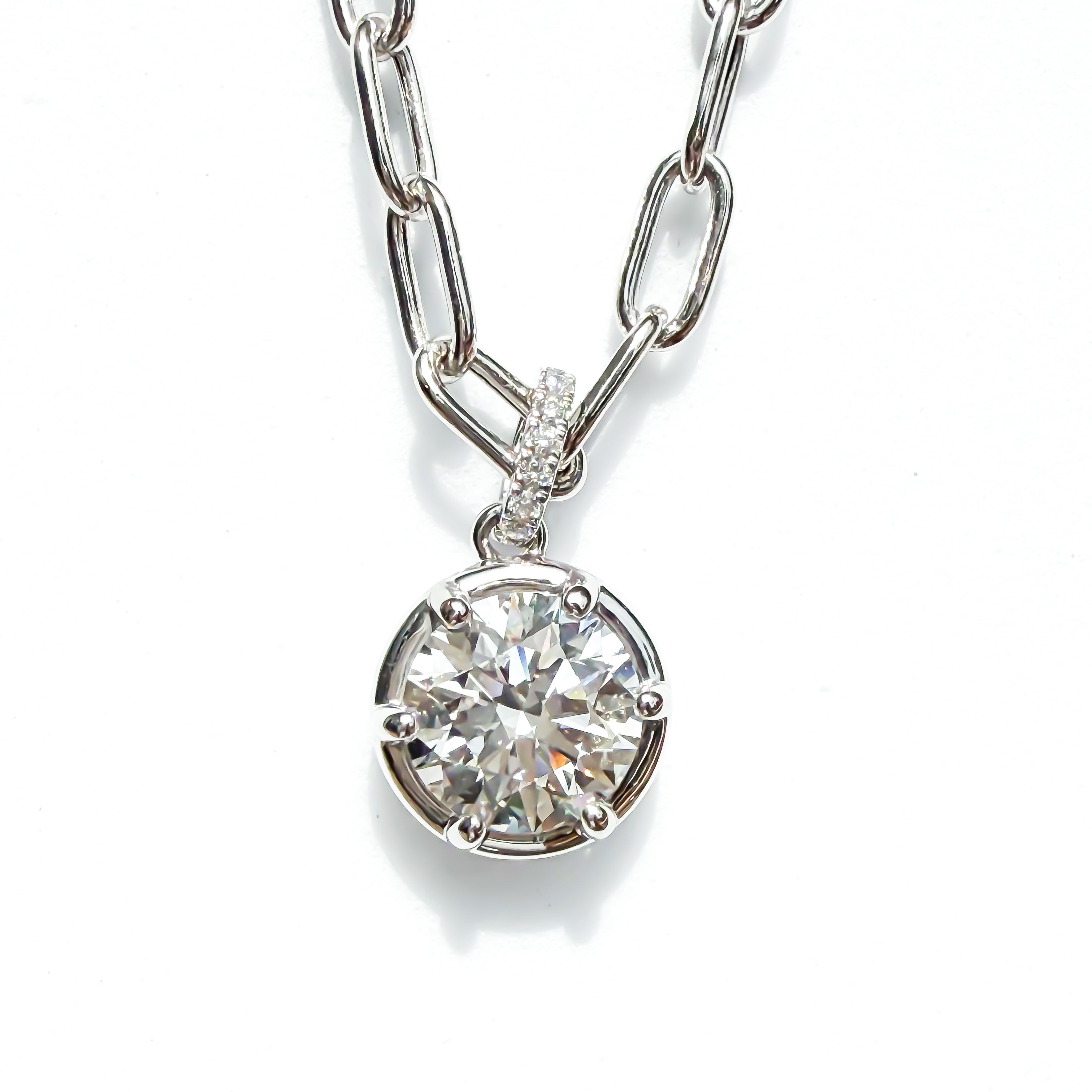 Round brilliant pendant