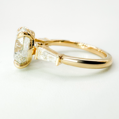4ct Round Brilliant Diamond Ring with Tapered Baguettes