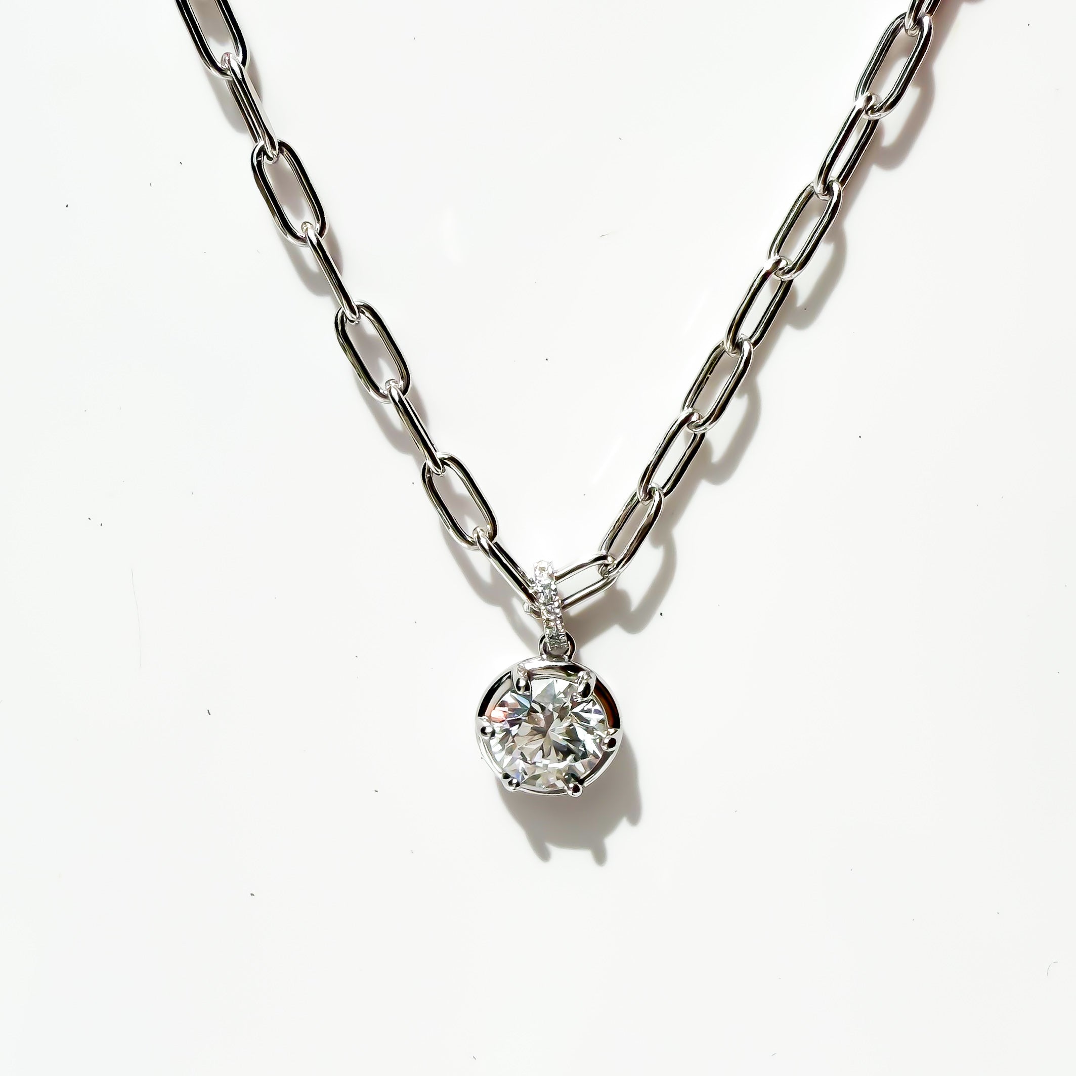 Round brilliant pendant