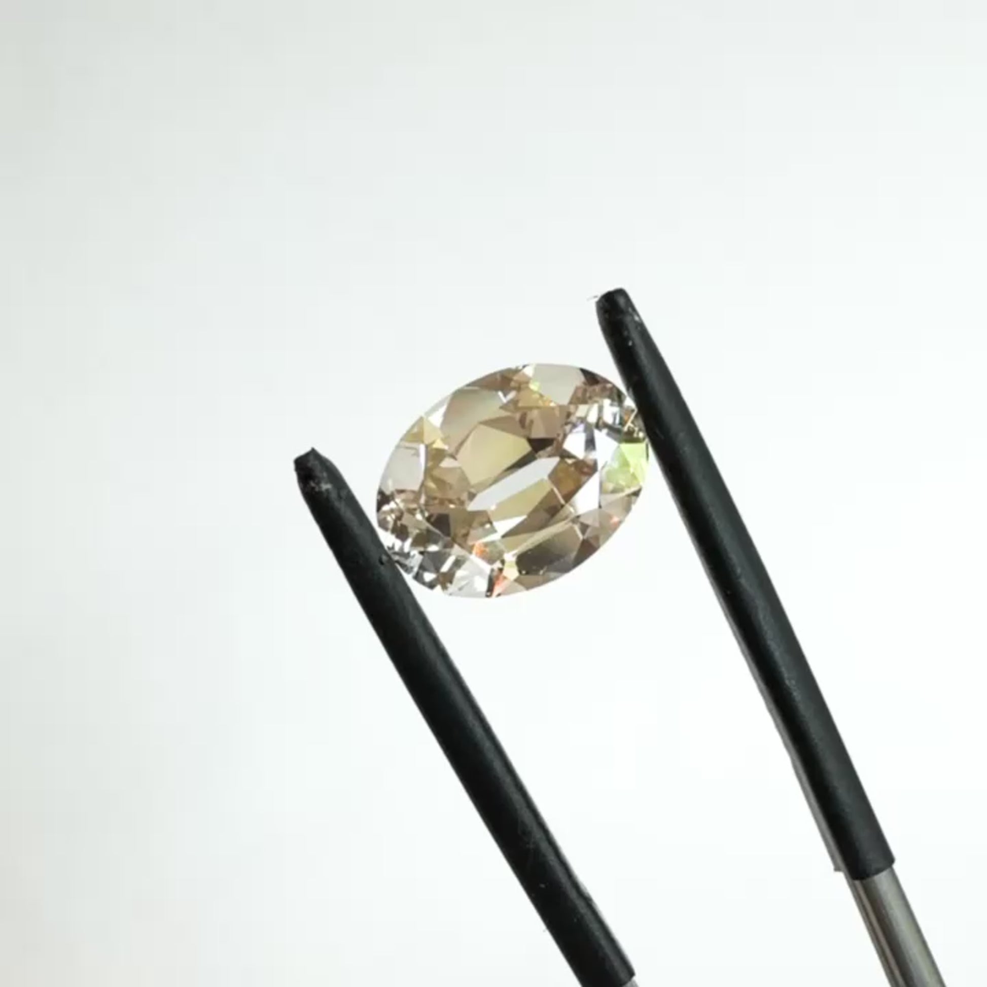 LG811611520 in tweezers