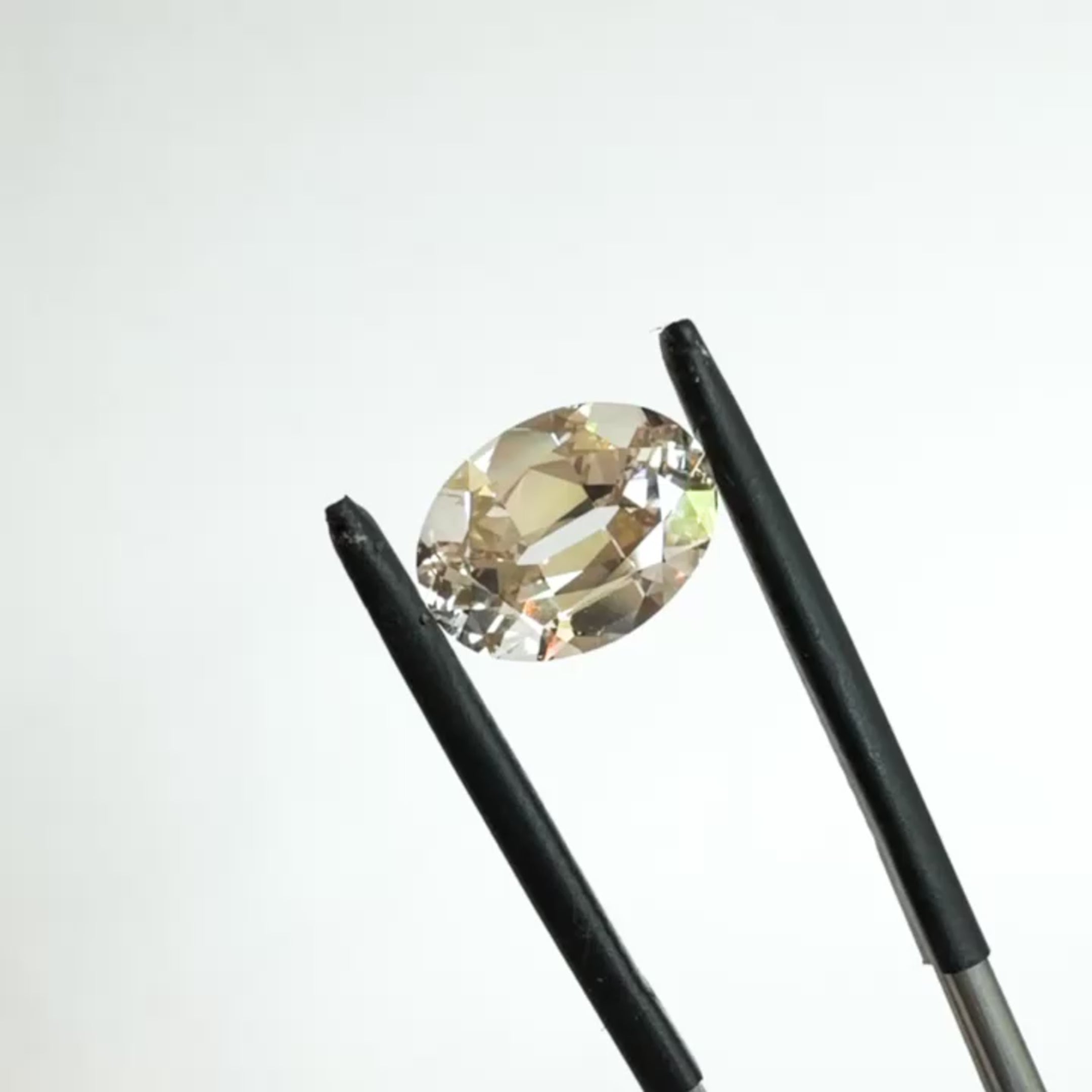 LG811611520 in tweezers